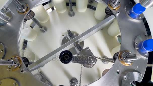 Una vista superior de la línea de embotellado y tapado de leche . — Vídeo de stock
