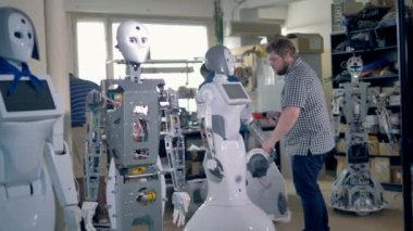 Genç mühendisler robot Laboratuvarı montaj.