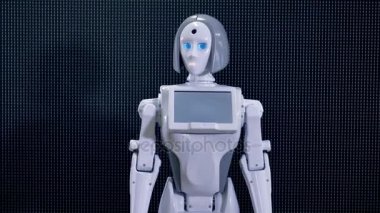 Robot kadın başını hamle yapmak. 4k.