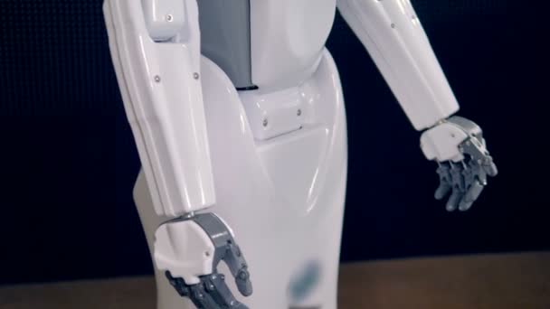 Cuerpo de robot biónico. Robot mueve sus manos . — Vídeo de stock