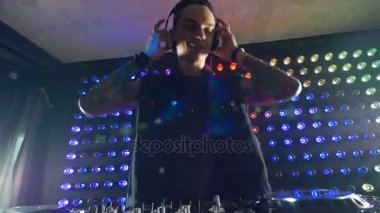 İş yerinde bir Dj düşük bir görünüm.