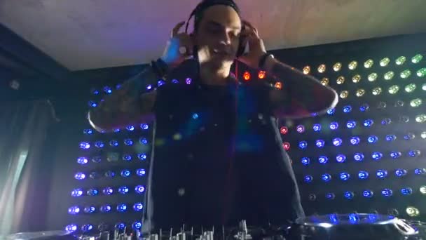 Une vue basse sur un DJ au travail . — Video