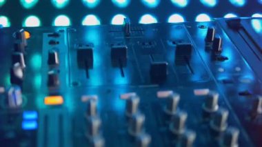 Renkli ışıklar tarafından aydınlatılmış bir Dj Mikser.