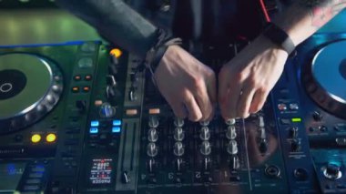 Üstten Görünüm üzerinde kullanılan bir partide Dj Mikser.