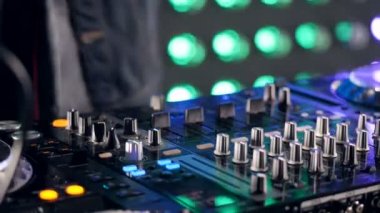 Parlayan ışıklar altında hala kullanılmayan bir Dj Mikser.