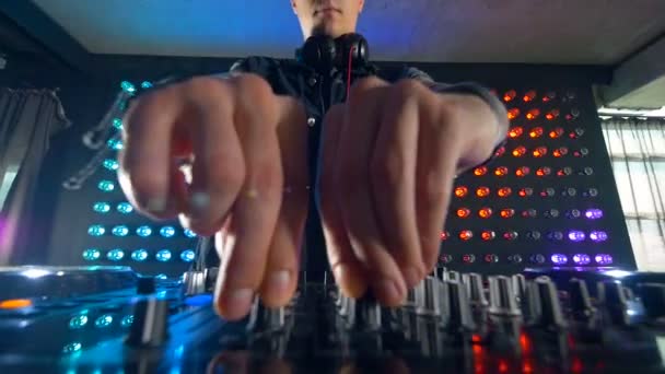 Jari DJ memutar tombol mixer kecil . — Stok Video