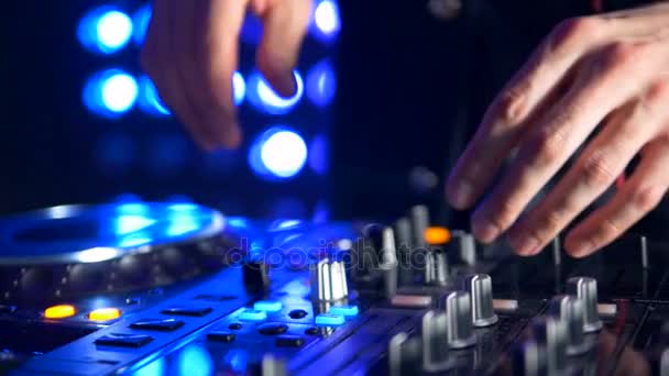 DJs manos girar un tocadiscos y añadir volumen . — Vídeo de stock