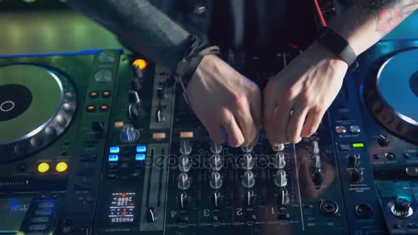 Une vue de dessus sur un mixeur DJ utilisé lors d'une fête . — Video