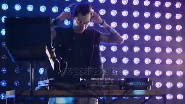 Un DJ torna a mixare set . — Video Stock