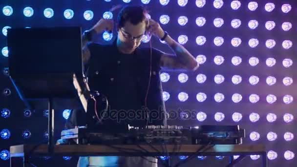 Dj trafia z powrotem do mieszania zestawy. — Wideo stockowe