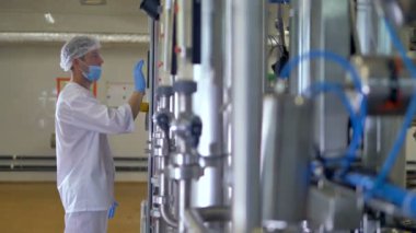 Üretim gıda fabrika işçisi izler.