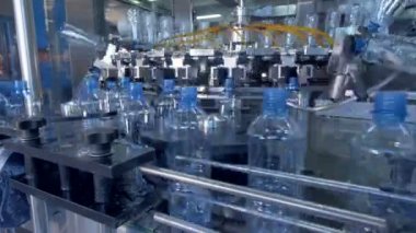 Yeni Pet şişeler için bir yıkama ve durulama makine derleme. 4k.