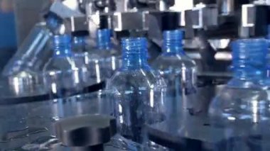 Su damlacıkları metal tekerlekler besleyiciler yıldız. 4k.