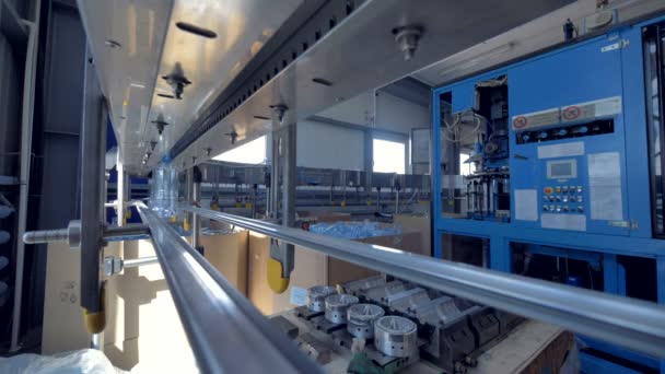 Une ligne d'usine pour la collecte et le transfert de bouteilles . — Video