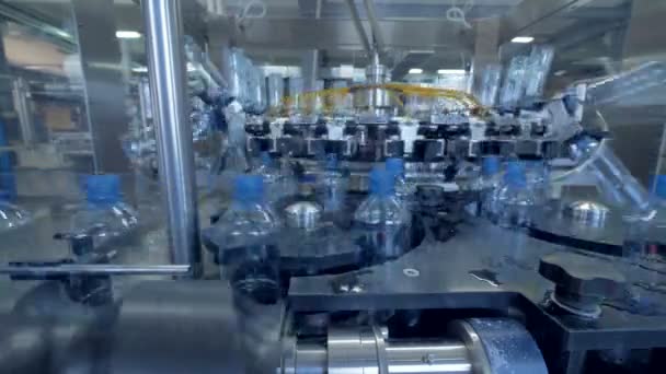 Нескінченний круговий рух обладнання для миття ПЕТ пляшок — стокове відео