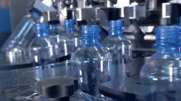 Gotas de agua en alimentadores de ruedas de estrellas de metal. 4K . — Vídeos de Stock