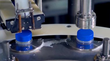 Mavi süt Şişe kapakları fabrika makine tarafından twisted.