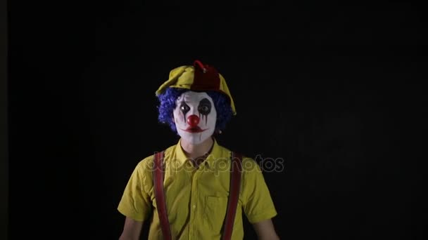 Страшний клоун робить швидкі рухи голови і тулуба . — стокове відео