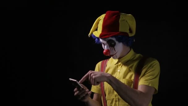 Un clown usa uno smartphone per chiamare lo spettatore . — Video Stock