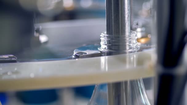 Uma visão de perto de uma válvula de enchimento de leite de trabalho . — Vídeo de Stock