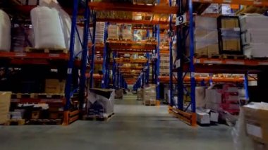 Ambar iç. Hiçbir insan ile depolama tesisi. Steadicam vurdu. 4k.