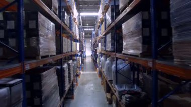 Depo. Kamera raflarda gider vinç. 4k.