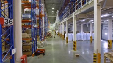 Depolama iç. Kamera kadar gider. Raflar, raflar, hiçbir insan.