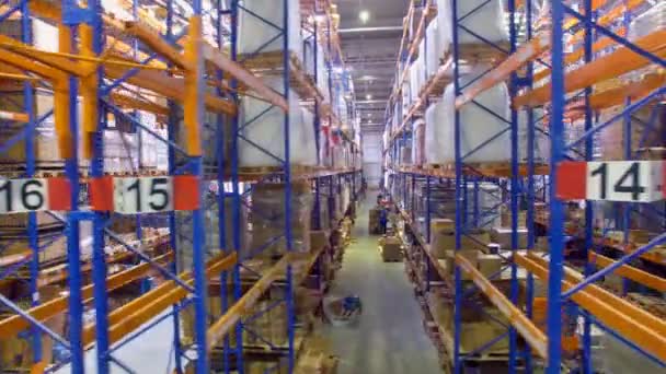 Telecamera in movimento all'interno di un grande magazzino, magazzino. 4K . — Video Stock