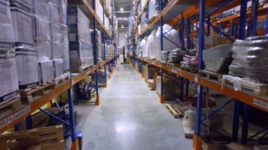 Büyük endüstriyel Ambarın içindeki çalışma forklift yükleyici. Hava atışı.