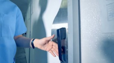 Çiftçi tavuk yumurtası kuluçka denetler. Bir kuluçka yumurta rafa. 4k.