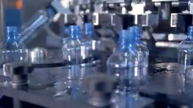 Hızlı pet şişe fabrika üretim hattı içinde hareket. 4k.