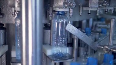 Pet şişe temiz su ve kapatma için ayrılmış. 4k.