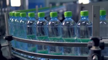 Konveyör hattı tam su plastik şişe ağır hareket eder.