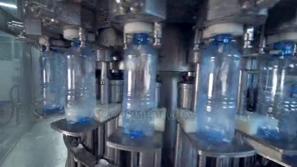 Garrafas PET cheias de água mineral. 4K . — Vídeo de Stock