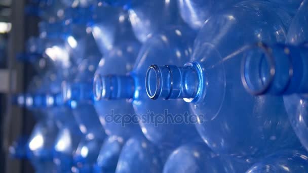 Macro vista su colli di bottiglie di refrigeratore d'acqua vuote . — Video Stock