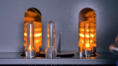 İşçi plastik preform yüksek hızlı hat çalışır.