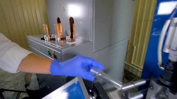 Un esperto operatore di bottiglie PET sul posto di lavoro . — Video Stock
