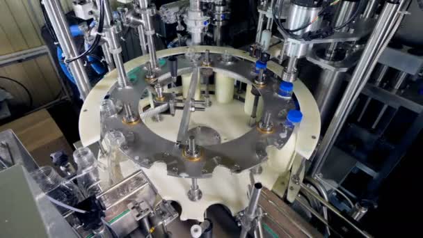 Linea veloce di un laboratorio di imbottigliamento del latte . — Video Stock