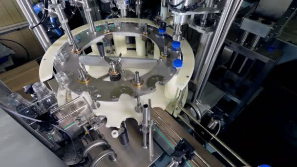 Una linea di imbottigliamento del latte completamente meccanica . — Video Stock