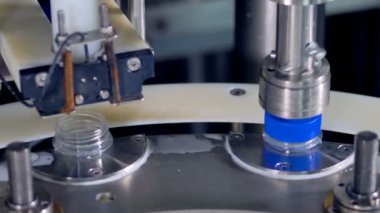 Süt ekipman kapatma bir şişe bir zemine düşer.