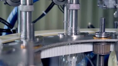 Çelik makine açık şişe taze süt ile doldurur.