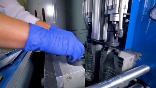 Un ouvrier de l'usine occupé à une machine à bouteilles de lait .