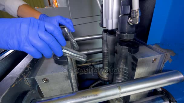 Préformes façonnées en bouteilles en vue détaillée .