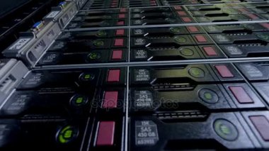 Veri depolama raf düşük açılı görünüş.