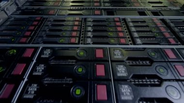 Farklı boyutlu bir veri kabine içinde yanıp sönen veri diskleri.