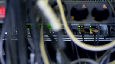 Veri depolama ile pek çok kablo dolap.