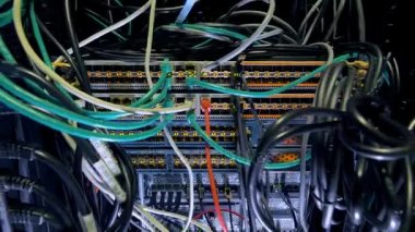 Akım korumalı veri merkezi anahtarlarla dolap.