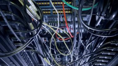 Kabloları büyük anahtarı kabine içinde iç içe geçmiş.