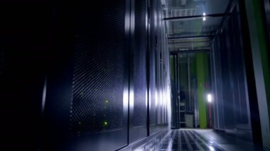Yeşil LED veri depolama dolaplarında geceleyin kızdırma..