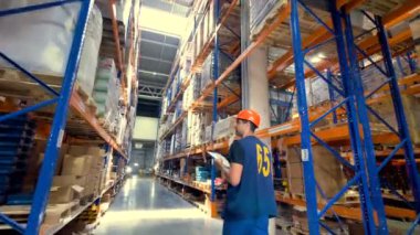 Arkadan Görünüm içinde clipboard ile bir depo işçisi.